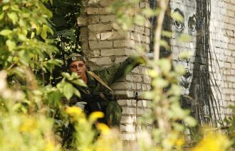LASERWAR: боец с тагером у стены с граффити