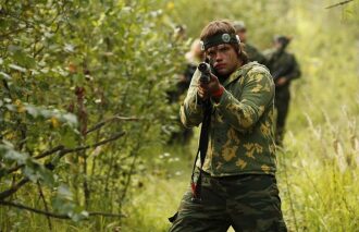 LASERWAR: боец с тагером ведет прицельный огонь из-за укрытия.