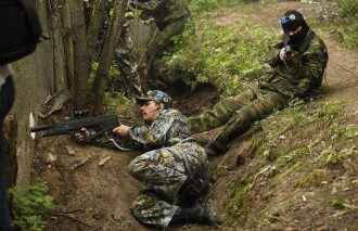LASERWAR: бойцы в окопе занимают позиции