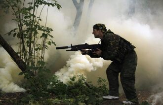 LASERWAR: боец в дыму, готовясь к атаке.