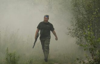 LASERWAR: боец в дыму, возвращаясь с задания