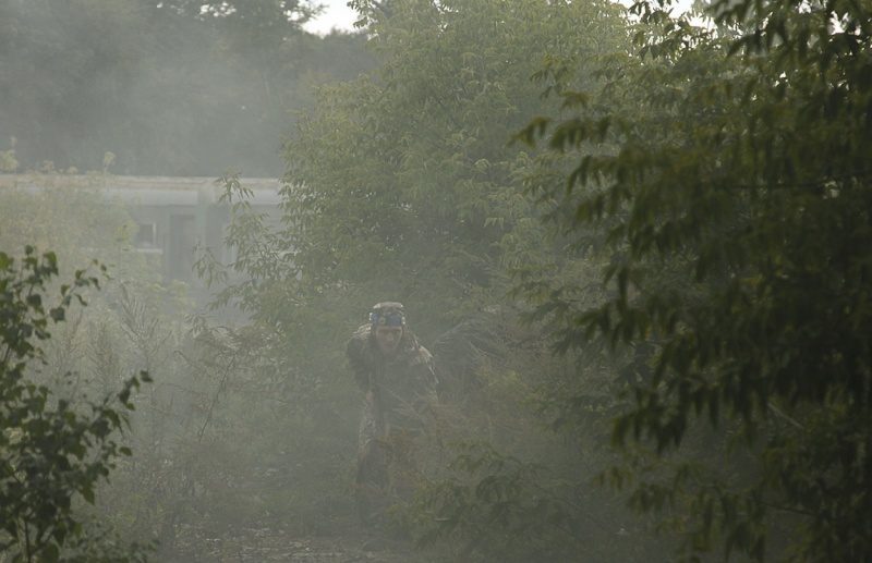 LASERWAR: боец в дыму пробирается сквозь заросли