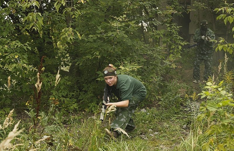 LASERWAR: девушка в засаде, готова к бою