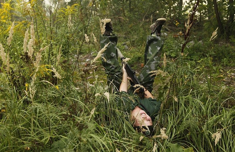 LASERWAR: боец в засаде, смеется, лежа в траве