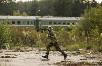 LASERWAR: боец на марше у железнодорожных путей.