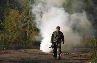 LASERWAR: боец выходит из дымовой завесы с оружием