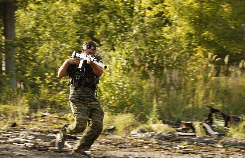 LASERWAR: боец стремительно преодолевает препятствия.