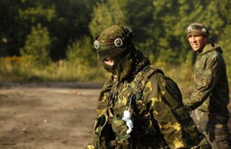 LASERWAR: бойцы в камуфляже готовятся к схватке.