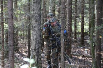 Бойцы LASERWAR заняли позицию в лесу