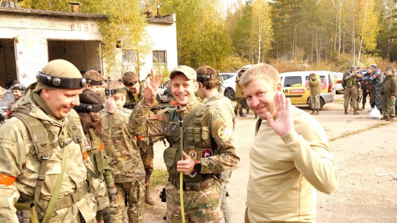 Участники лазертага LASERWAR приветствуют зрителей
