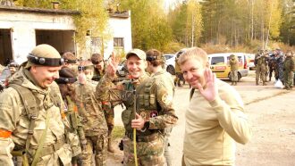 Участники лазертага LASERWAR приветствуют зрителей