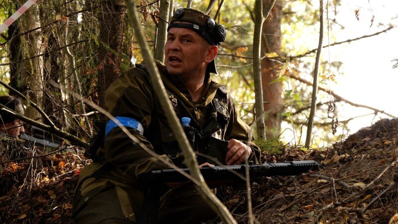 Боец LASERWAR в засаде, прислушиваясь к звукам