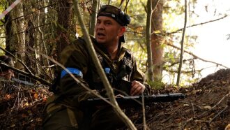 Боец LASERWAR в засаде, прислушиваясь к звукам