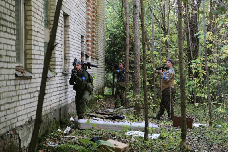 Бойцы LASERWAR занимают позиции у здания