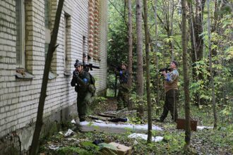 Бойцы LASERWAR занимают позиции у здания