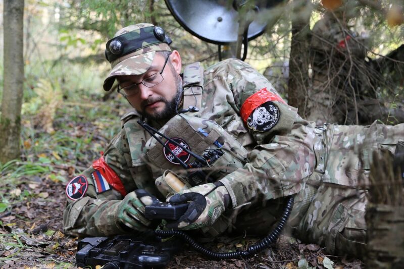 Боец LASERWAR настраивает оборудование в лесу