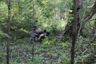 Боец LASERWAR занимает позицию в густых зарослях