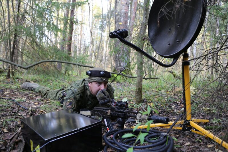 Боец LASERWAR ведет наблюдение из засады