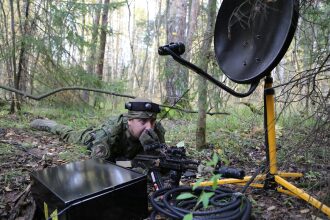 Боец LASERWAR ведет наблюдение из засады