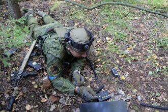 Боец LASERWAR с рацией и оборудованием на земле
