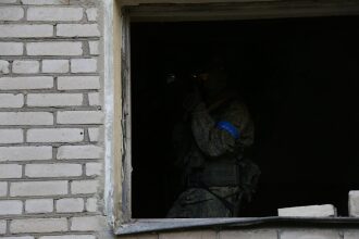 Боец LASERWAR ведет огонь из оконного проема