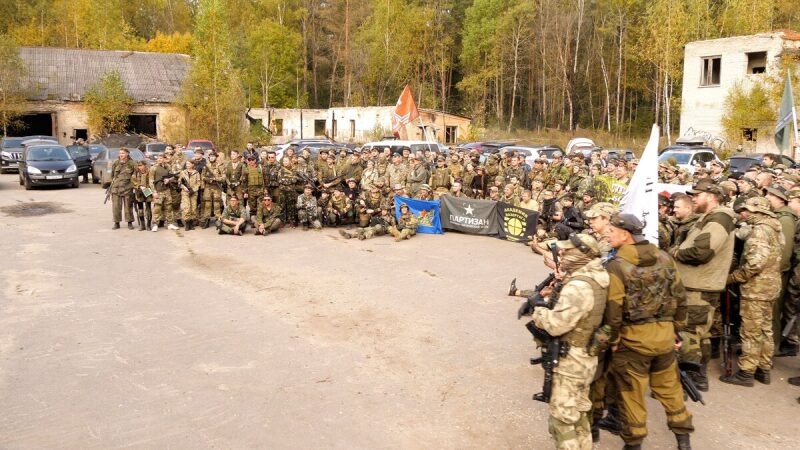 Команда LASERWAR позирует с флагами перед игрой