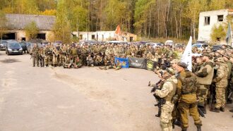 Команда LASERWAR позирует с флагами перед игрой