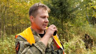 Игрок LASERWAR передает инструкции по портативной рации.