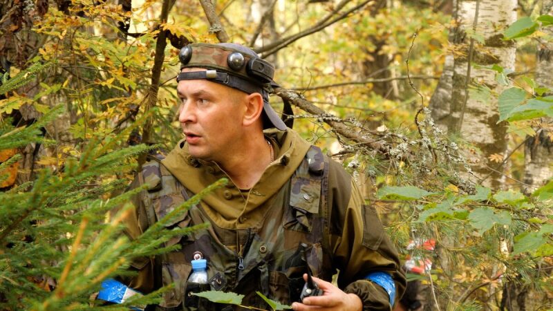 Игрок LASERWAR в камуфляже внимательно осматривает лес