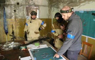 Команда LASERWAR изучает карту перед игрой