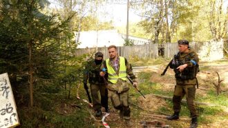 Игроки LASERWAR с оружием идут по лесной тропе
