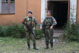 Два бойца LASERWAR у старого здания