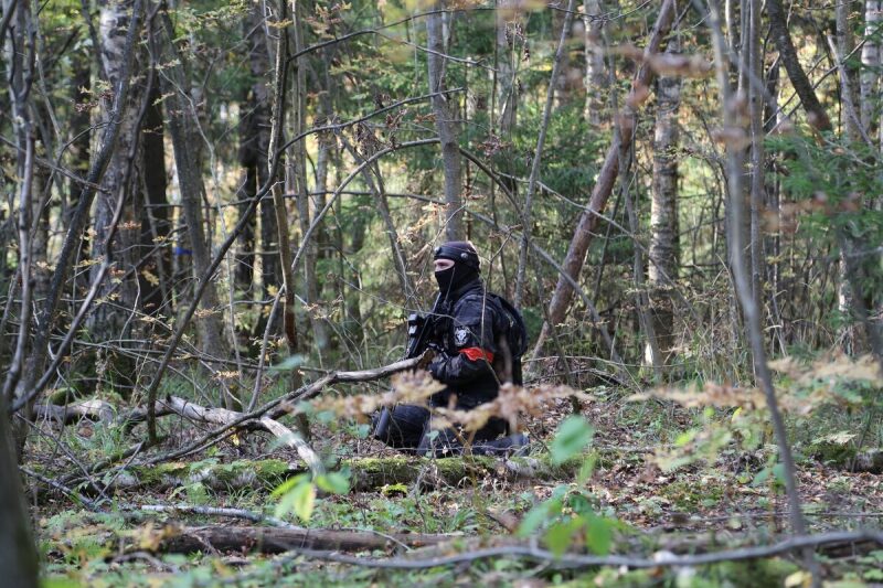 Боец LASERWAR в черной маске и экипировке