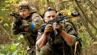 Два бойца LASERWAR в лесу готовятся к атаке.