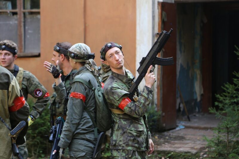 Боец LASERWAR держит оружие, готовясь к игре