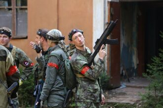 Боец LASERWAR держит оружие, готовясь к игре