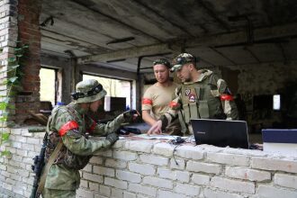 Игроки LASERWAR изучают карту и обсуждают стратегию