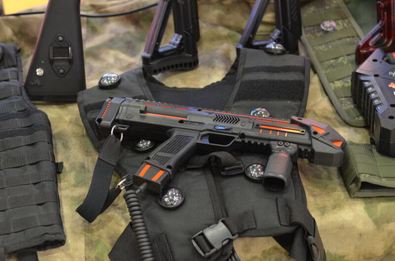 Тактический пистолет LASERWAR на разгрузке