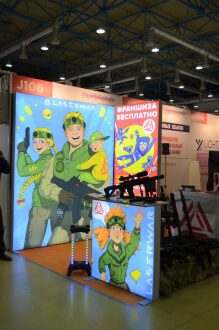 Стенд LASERWAR с яркими персонажами и игровым оружием