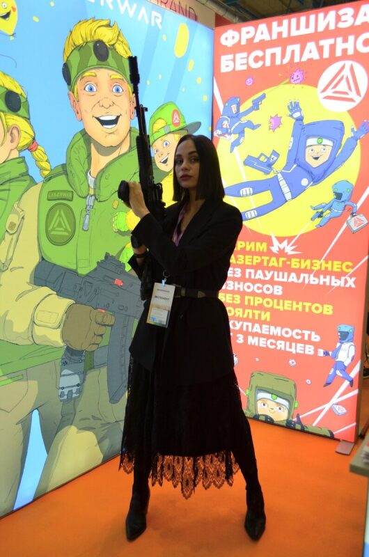 Девушка с футуристическим оружием LASERWAR