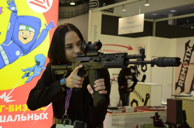 Девушка целится из футуристического оружия LASERWAR