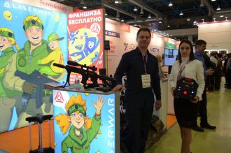 Женщина демонстрирует игровую базу LASERWAR
