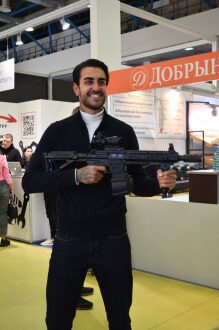 Мужчина держит футуристический автомат LASERWAR
