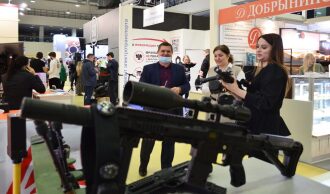 Женщина держит футуристический автомат LASERWAR