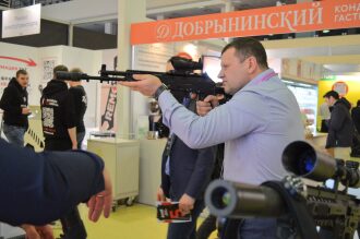 Мужчина прицеливается из автомата LASERWAR с коллиматорным прицелом