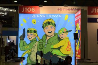 Счастливая семья LASERWAR на ярком стенде