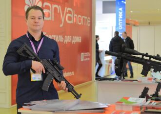Мужчина держит автомат с оптическим прицелом LASERWAR