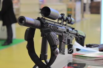 Мощный лазертаг-автомат LASERWAR с оптикой на выставке
