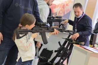 Девочка примеряет автомат LASERWAR с оптикой