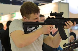 Мужчина прицеливается из автомата LASERWAR с коллиматорным прицелом